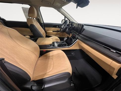 Used 2024 Kia Carnival EX image 15