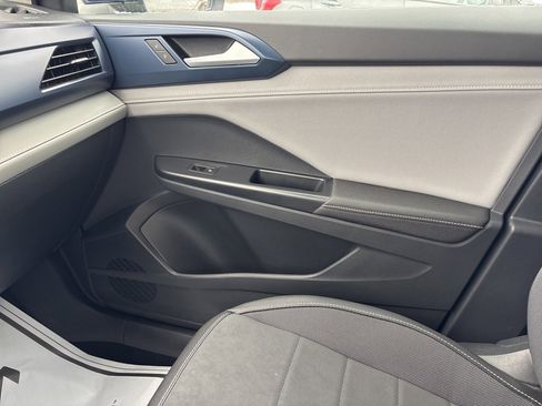 Used 2024 Volkswagen Taos SE image 24