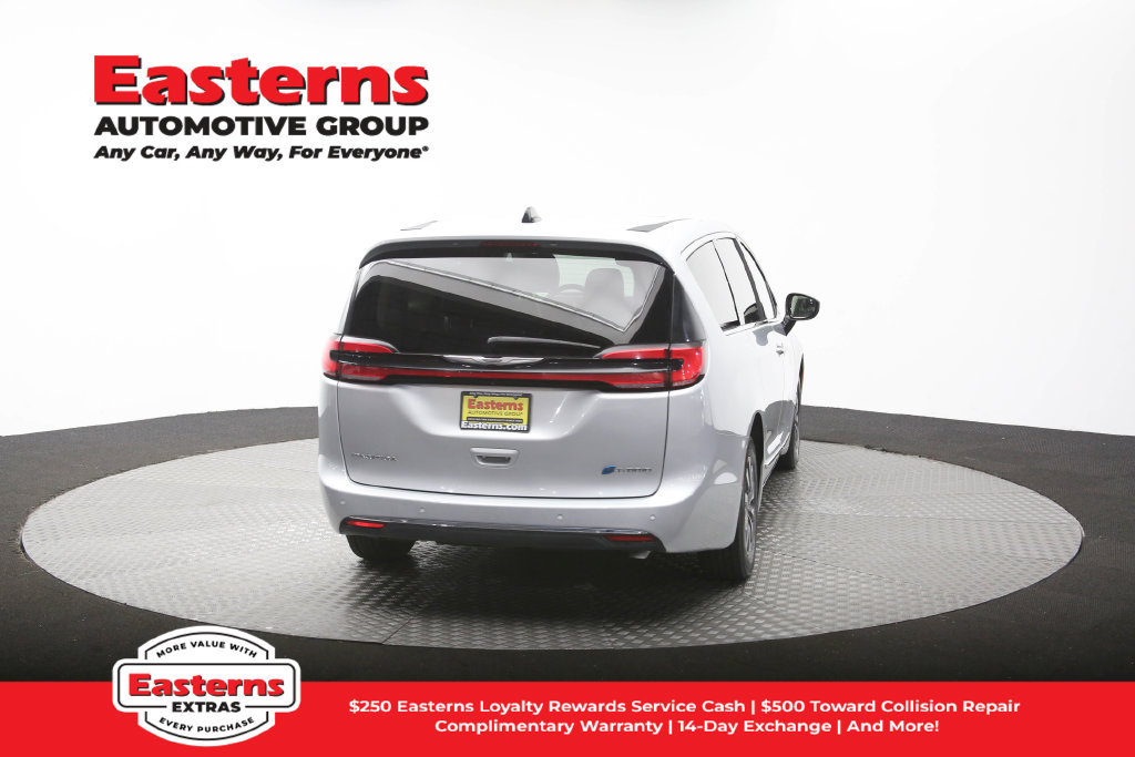Used 2023 Chrysler Pacifica Limited FWD image 41