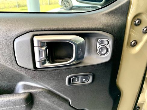 Used 2025 Jeep Gladiator Mojave w/ Convenience Group AWD/4WD image 14