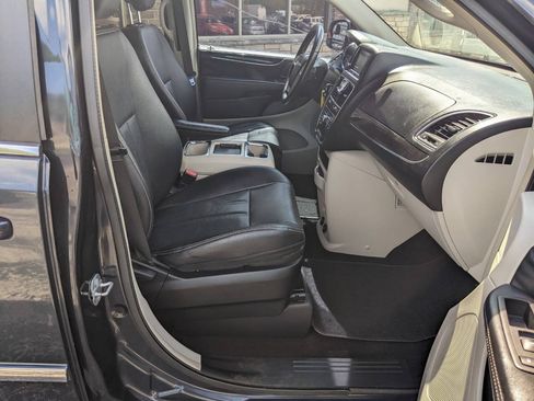 Used 2014 Chrysler Town & Country Touring FWD image 14