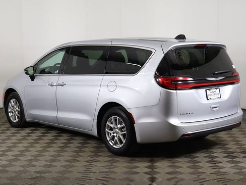 Used 2024 Chrysler Pacifica Touring-L image 10