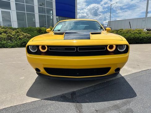 Used 2018 Dodge Challenger SXT RWD image 2