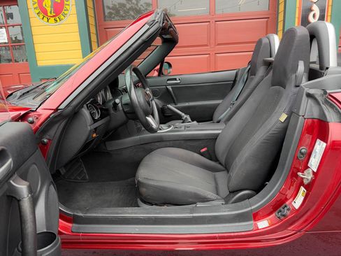 Used 2006 MAZDA MX-5 Miata Touring RWD image 19