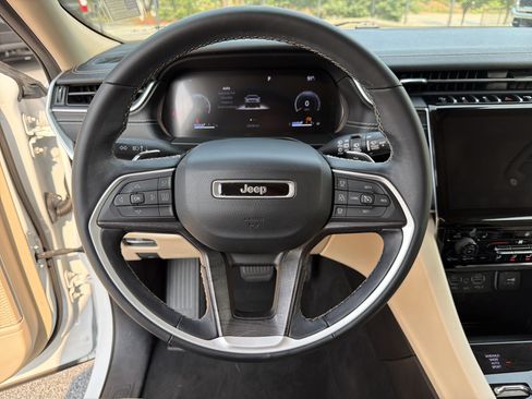 Used 2022 Jeep Grand Cherokee L Limited AWD/4WD image 28