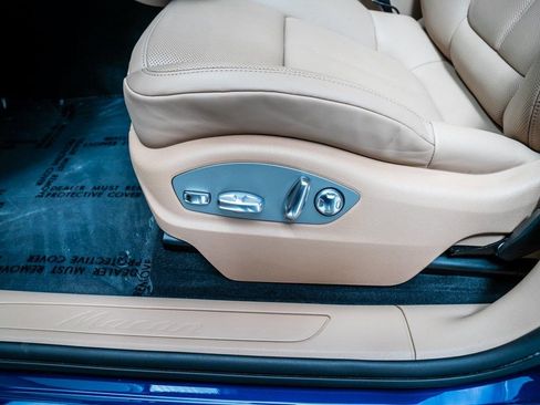 Used 2025 Porsche Macan image 25