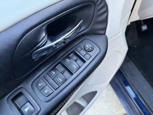 Used 2016 Chrysler Town & Country Touring FWD image 17