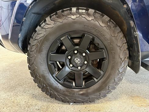 Used 2018 Toyota 4Runner TRD Off-Road Premium AWD/4WD image 24