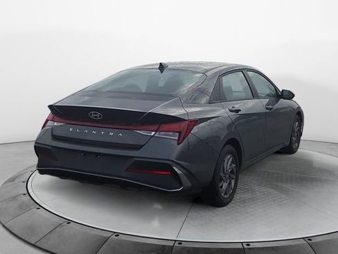 Used 2024 Hyundai Elantra SEL FWD image 5