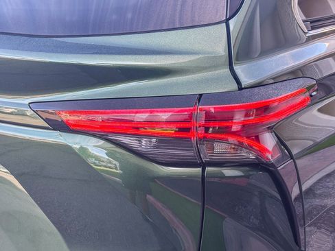 Used 2024 Toyota Sienna Limited image 8