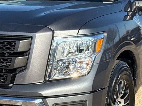Used 2022 Nissan Titan SV image 5