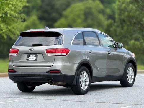 Used 2016 Kia Sorento FWD image 11