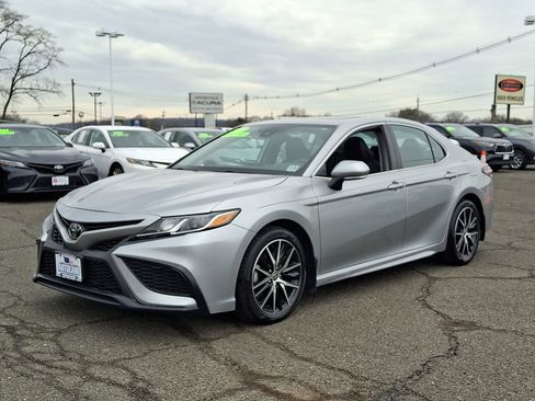 Used 2023 Toyota Camry SE image 3