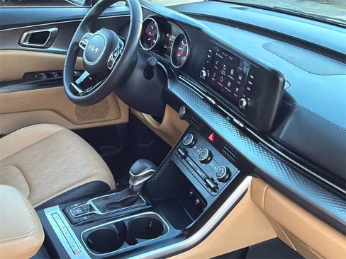 Used 2023 Kia Carnival LX image 10