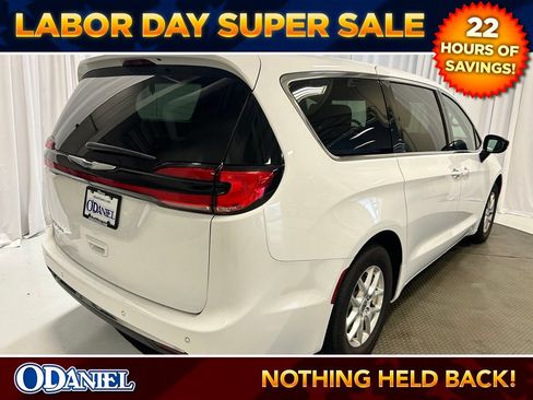 Used 2025 Chrysler Pacifica Select FWD image 30