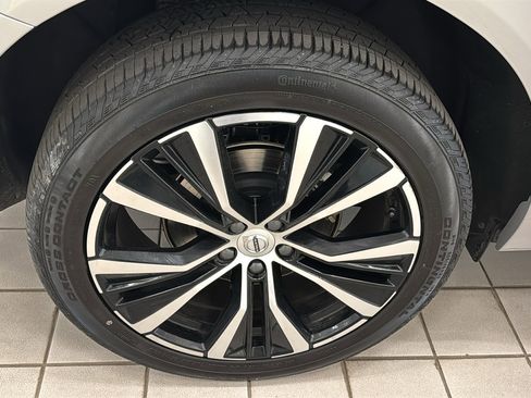 Used 2025 Volvo XC60 B5 Plus AWD/4WD image 31