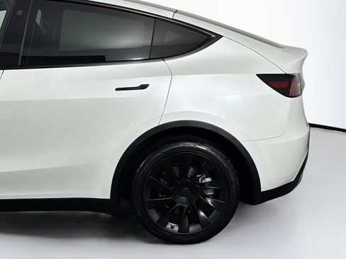 Used 2023 Tesla Model Y Long Range image 40