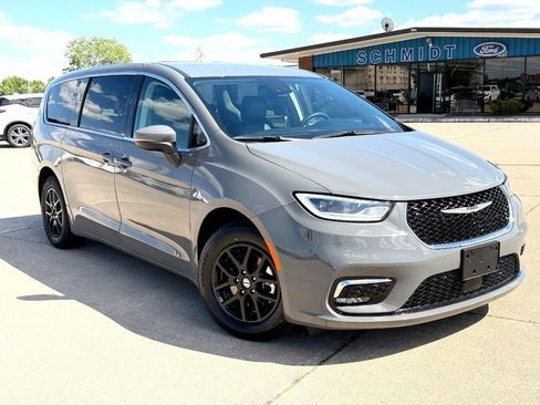 Used 2023 Chrysler Pacifica Touring-L FWD image 2