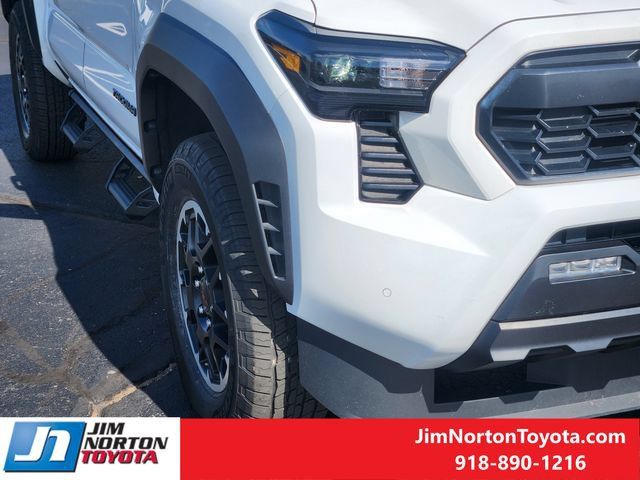 Used 2025 Toyota Tacoma TRD Off-Road w/ TRD Off Road Premium Package AWD/4WD image 10