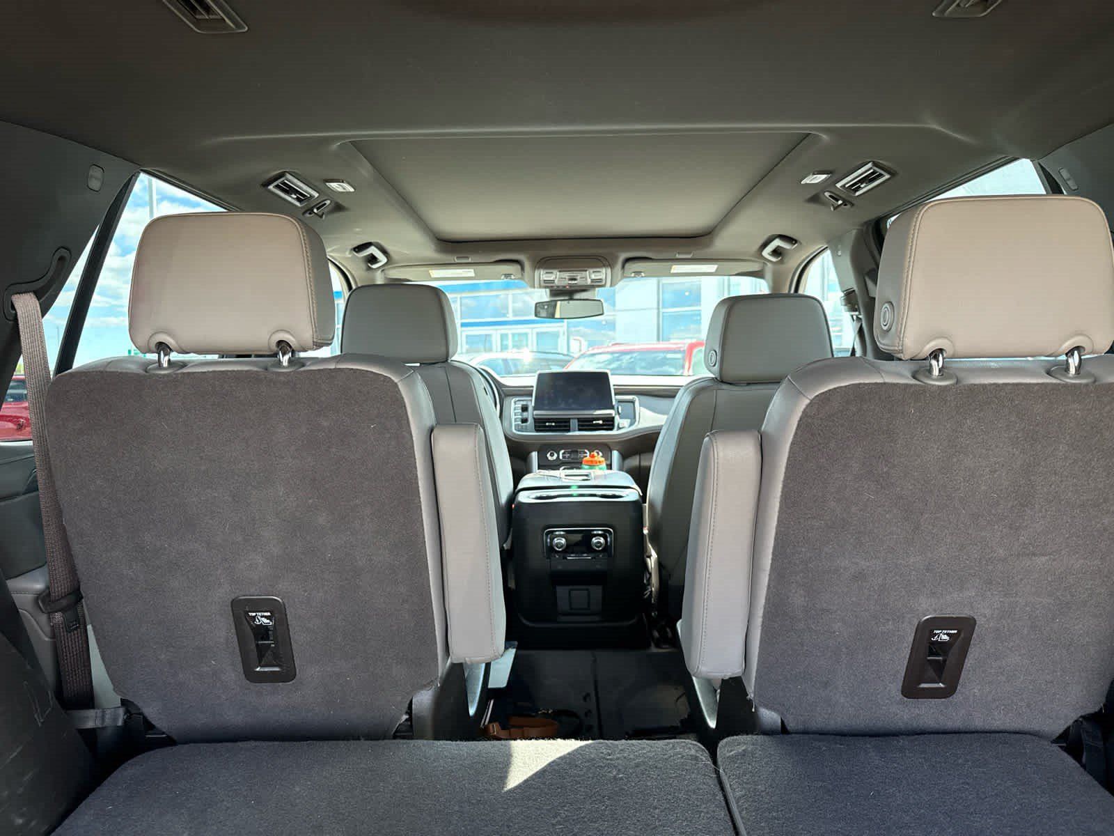 Used 2023 GMC Yukon SLT w/ SLT Premium Package AWD/4WD image 7