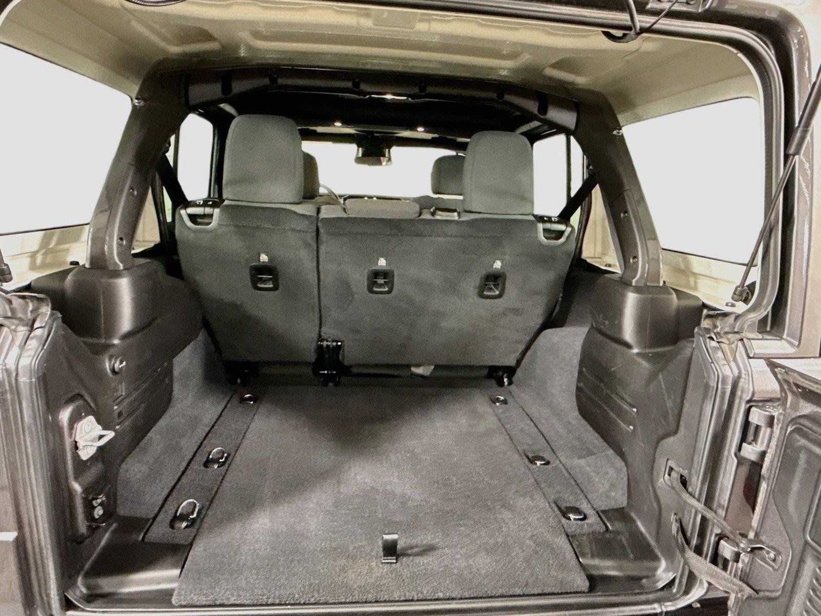 Used 2025 Jeep Wrangler Unlimited Sahara AWD/4WD image 17