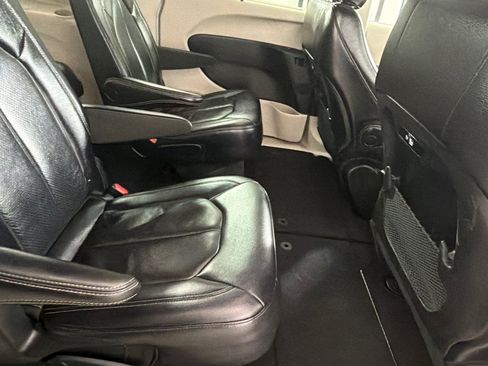 Used 2022 Chrysler Pacifica Touring-L FWD image 21