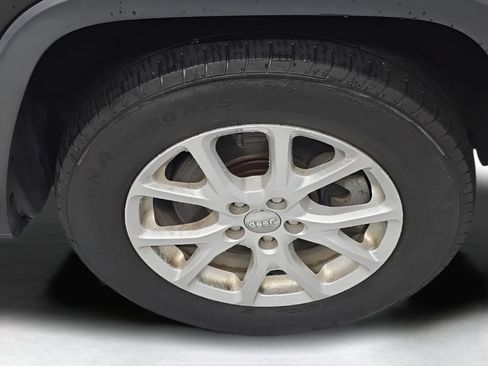 Used 2017 Jeep Cherokee Latitude w/ Safety/Convenience Group AWD/4WD image 42