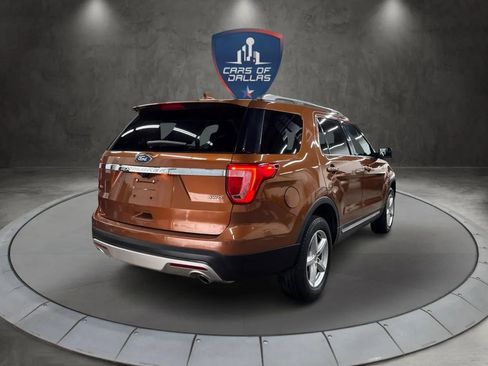 Used 2017 Ford Explorer XLT image 5
