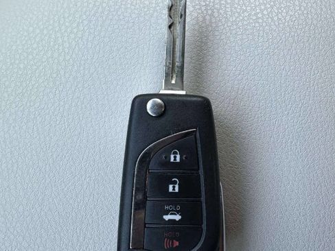 Used 2018 Toyota Camry LE FWD image 34