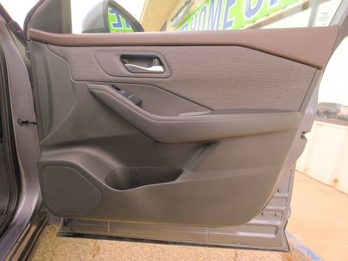 Used 2023 Nissan Rogue SV image 16