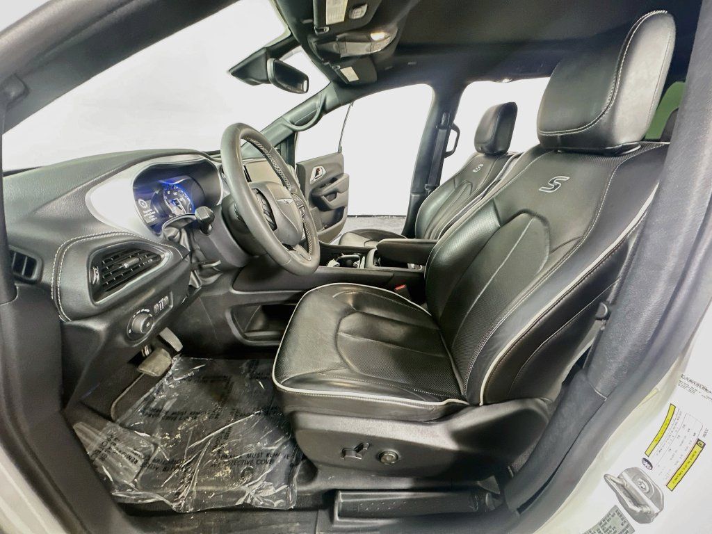 Used 2025 Chrysler Pacifica Limited FWD image 17