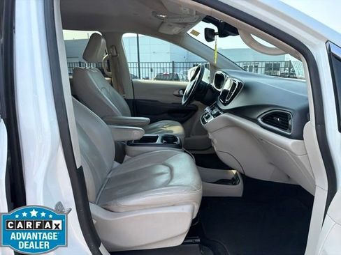 Used 2021 Chrysler Pacifica Touring-L FWD image 14