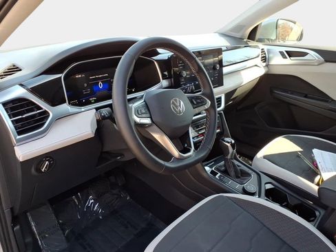 Certified 2025 Volkswagen Taos SE image 23