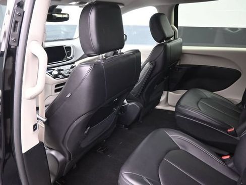 Used 2024 Chrysler Pacifica Limited FWD image 2
