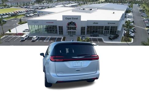 Used 2023 Chrysler Pacifica Touring-L image 30