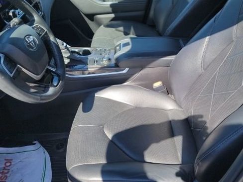 Used 2023 Toyota Highlander Platinum AWD/4WD image 6