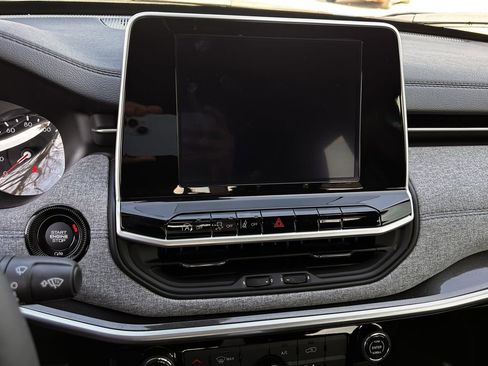 Used 2025 Jeep Compass Latitude image 21