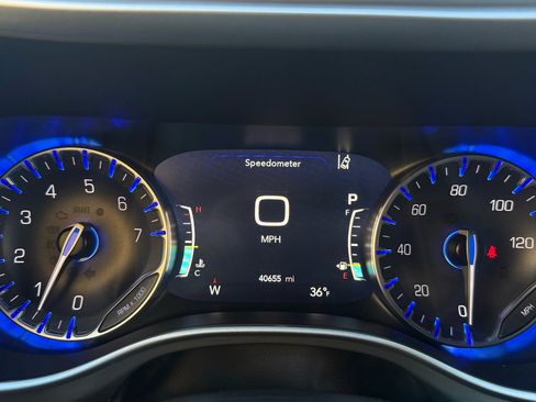 Used 2025 Chrysler Pacifica Select image 15