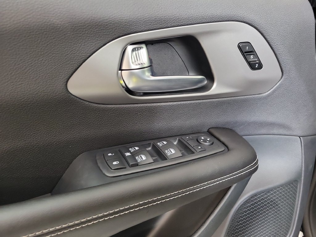 New 2027 Chrysler Pacifica Select FWD image 16