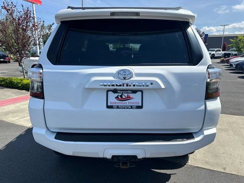 Used 2018 Toyota 4Runner SR5 AWD/4WD image 4