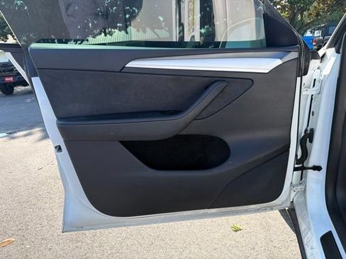 Used 2024 Tesla Model Y Long Range RWD image 9