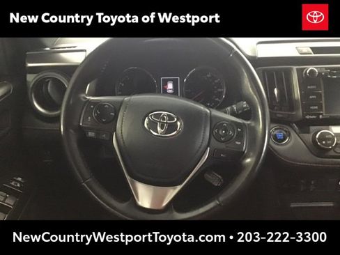 Used 2018 Toyota RAV4 SE image 11