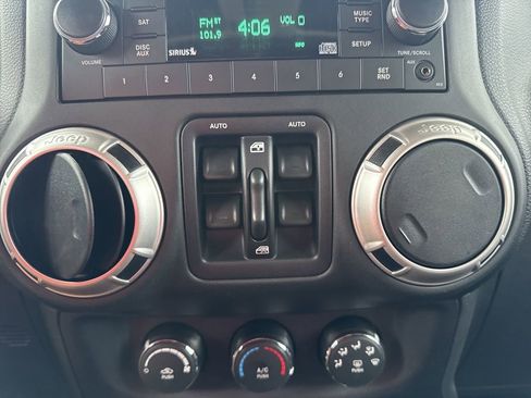 Used 2016 Jeep Wrangler Unlimited Sahara w/ Connectivity Group image 14