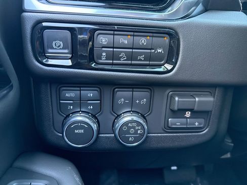 New 2026 GMC Yukon XL Elevation w/ Elevation Premium Package AWD/4WD image 18