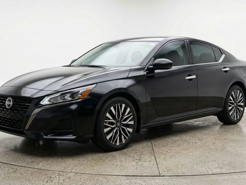 Used 2025 Nissan Altima 2.5 SV FWD image 3