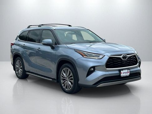 Used 2022 Toyota Highlander Platinum FWD image 3