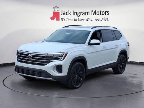 Certified 2026 Volkswagen Atlas SE w/ Panoramic Sunroof Package FWD image 1