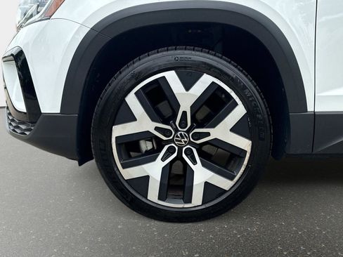Certified 2022 Volkswagen Taos SEL w/ Panoramic Sunroof Package image 9