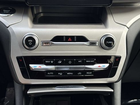 Used 2023 Ford Explorer XLT image 6