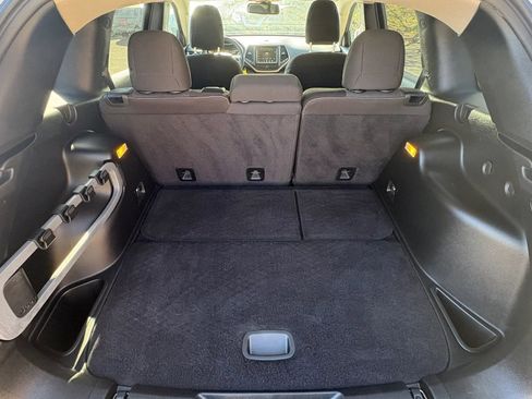 Used 2017 Jeep Cherokee Latitude w/ Cold Weather Group AWD/4WD image 25